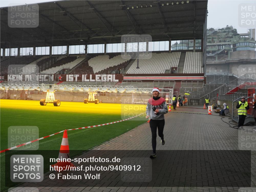 07.12.2025 - St. Pauli X-Mass-Run No. 15 Fabian Wolf http://msf.ph/oto/9409912 07.12.2025 11:10:02 Ziel 696, 720, 737, 753, 755, 863, 1163 meine-sportfotos.de