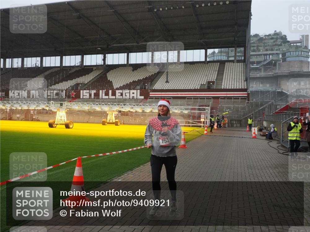 07.12.2025 - St. Pauli X-Mass-Run No. 15 Fabian Wolf http://msf.ph/oto/9409921 07.12.2025 11:10:03 Ziel 696, 720, 737, 753, 755, 863, 1163 meine-sportfotos.de