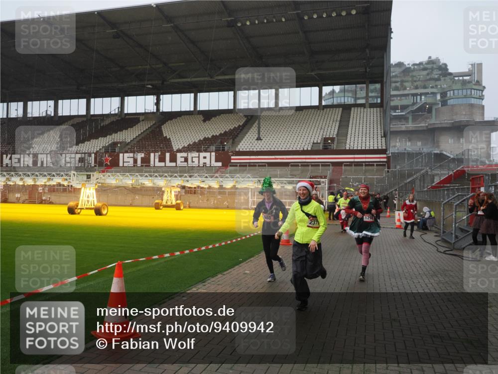 07.12.2025 - St. Pauli X-Mass-Run No. 15 Fabian Wolf http://msf.ph/oto/9409942 07.12.2025 11:10:20 Ziel 42, 53, 980, 1298, 1299, 1398, 1694, 1697, 1739, 1740, 2371 meine-sportfotos.de