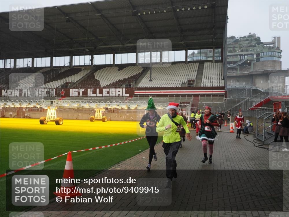 07.12.2025 - St. Pauli X-Mass-Run No. 15 Fabian Wolf http://msf.ph/oto/9409945 07.12.2025 11:10:20 Ziel 42, 53, 980, 1298, 1299, 1398, 1694, 1697, 1739, 1740, 2371 meine-sportfotos.de