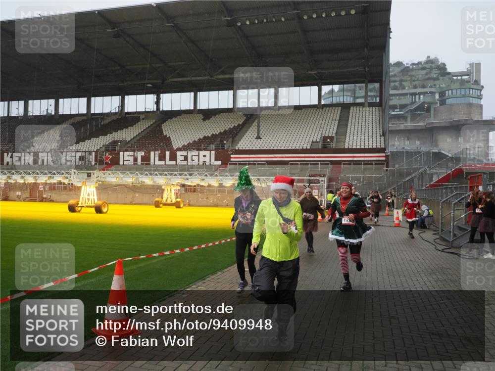 07.12.2025 - St. Pauli X-Mass-Run No. 15 Fabian Wolf http://msf.ph/oto/9409948 07.12.2025 11:10:21 Ziel 42, 53, 980, 1298, 1299, 1398, 1694, 1697, 1739, 1740, 2371 meine-sportfotos.de