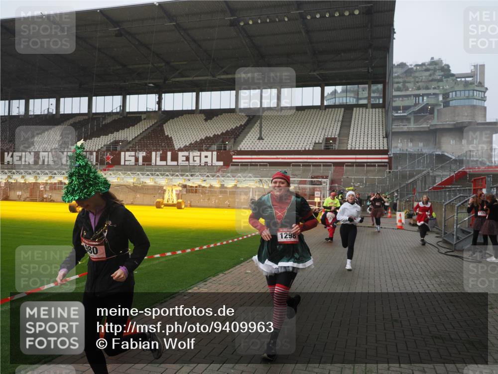07.12.2025 - St. Pauli X-Mass-Run No. 15 Fabian Wolf http://msf.ph/oto/9409963 07.12.2025 11:10:22 Ziel 42, 53, 980, 1298, 1299, 1398, 1694, 1697, 1739, 1740, 2371 meine-sportfotos.de
