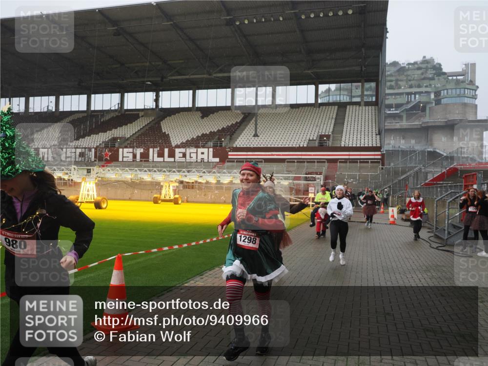 07.12.2025 - St. Pauli X-Mass-Run No. 15 Fabian Wolf http://msf.ph/oto/9409966 07.12.2025 11:10:22 Ziel 42, 53, 980, 1298, 1299, 1398, 1694, 1697, 1739, 1740, 2371 meine-sportfotos.de
