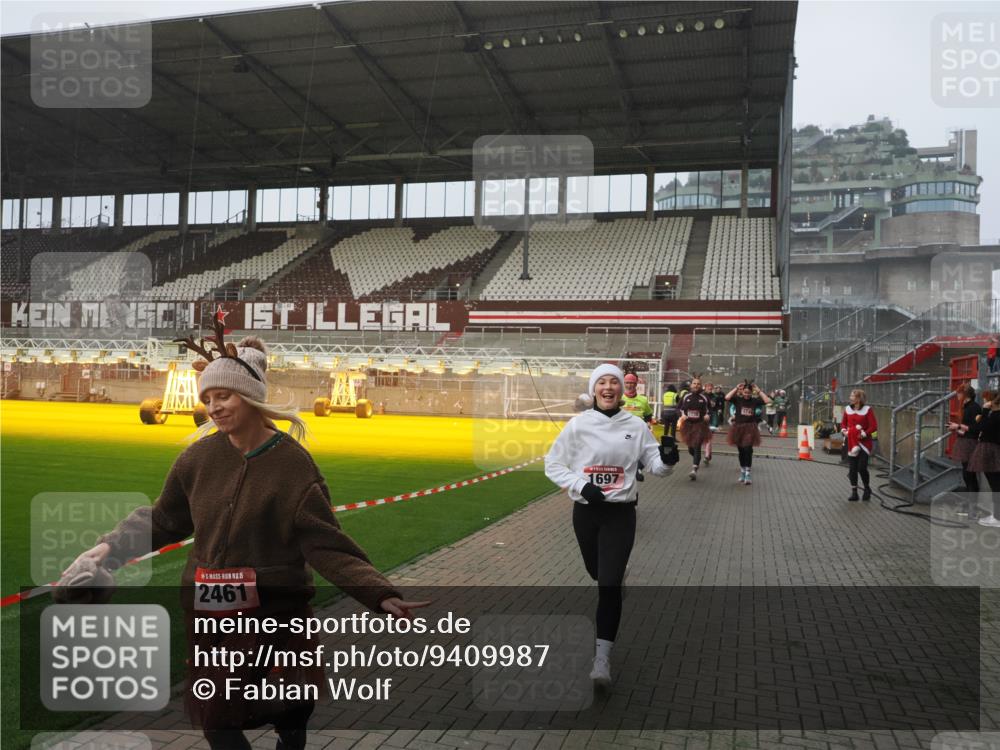 07.12.2025 - St. Pauli X-Mass-Run No. 15 Fabian Wolf http://msf.ph/oto/9409987 07.12.2025 11:10:23 Ziel 42, 53, 980, 1298, 1299, 1398, 1694, 1697, 1739, 1740, 2371 meine-sportfotos.de
