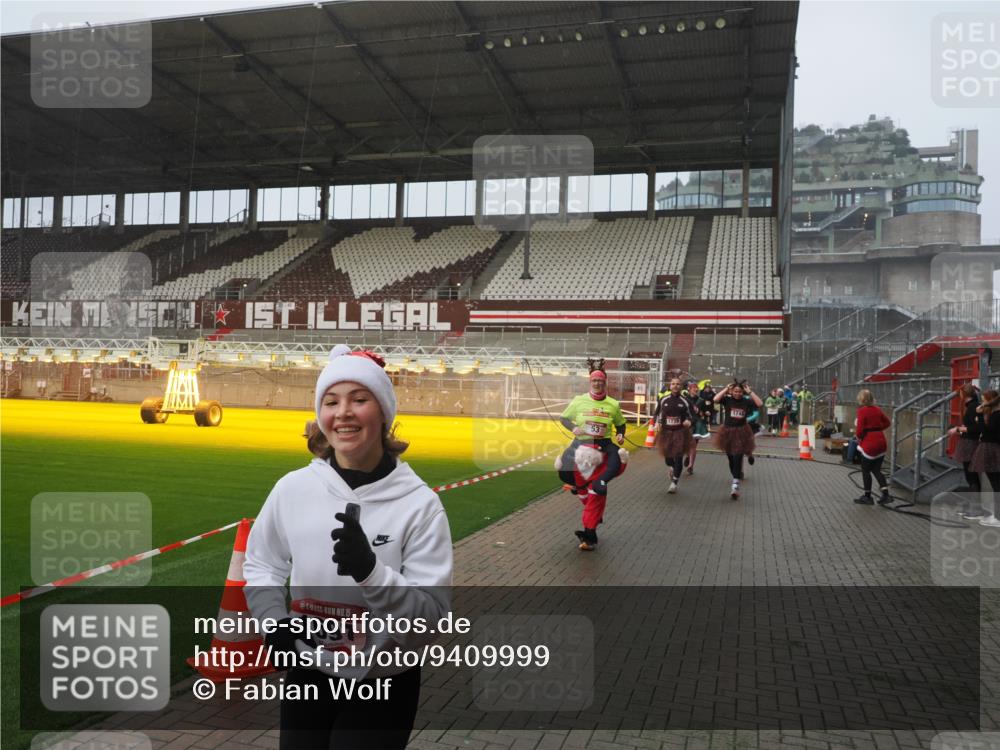 07.12.2025 - St. Pauli X-Mass-Run No. 15 Fabian Wolf http://msf.ph/oto/9409999 07.12.2025 11:10:24 Ziel 42, 53, 980, 1298, 1299, 1398, 1694, 1697, 1739, 1740, 2371 meine-sportfotos.de