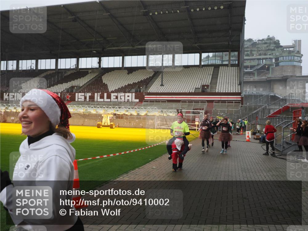 07.12.2025 - St. Pauli X-Mass-Run No. 15 Fabian Wolf http://msf.ph/oto/9410002 07.12.2025 11:10:24 Ziel 42, 53, 980, 1298, 1299, 1398, 1694, 1697, 1739, 1740, 2371 meine-sportfotos.de