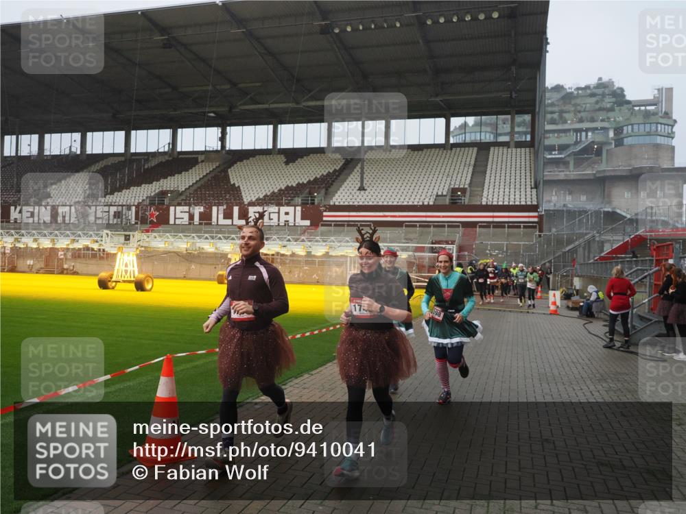 07.12.2025 - St. Pauli X-Mass-Run No. 15 Fabian Wolf http://msf.ph/oto/9410041 07.12.2025 11:10:27 Ziel 30, 31, 42, 49, 53, 134, 980, 1298, 1299, 1398, 1692, 1694, 1697, 1739, 1740, 2371 meine-sportfotos.de