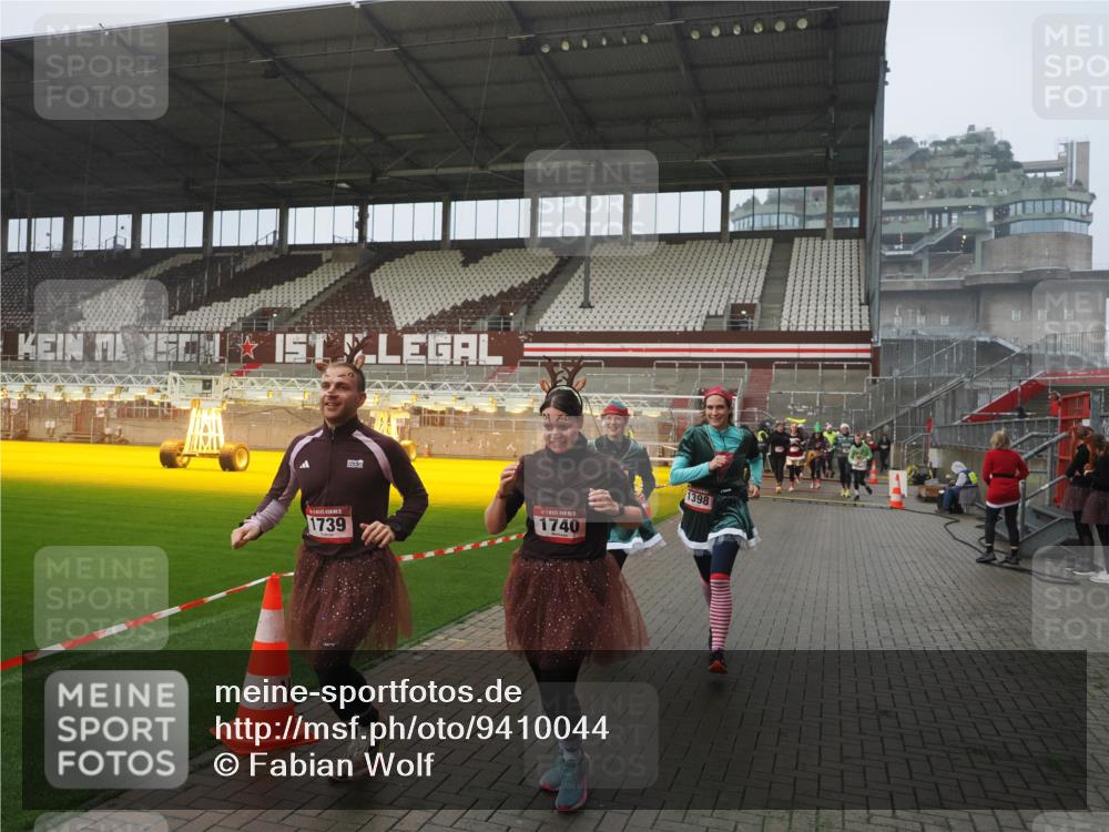 07.12.2025 - St. Pauli X-Mass-Run No. 15 Fabian Wolf http://msf.ph/oto/9410044 07.12.2025 11:10:27 Ziel 30, 31, 42, 49, 53, 134, 980, 1298, 1299, 1398, 1692, 1694, 1697, 1739, 1740, 2371 meine-sportfotos.de