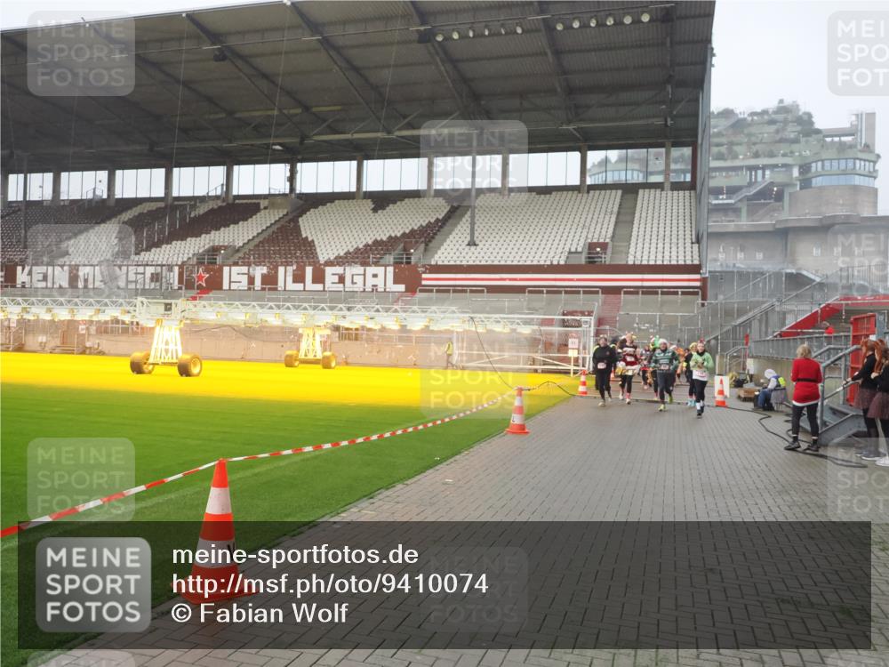 07.12.2025 - St. Pauli X-Mass-Run No. 15 Fabian Wolf http://msf.ph/oto/9410074 07.12.2025 11:10:29 Ziel 30, 31, 42, 49, 53, 122, 134, 980, 1298, 1299, 1398, 1692, 1694, 1697, 1739, 1740, 2371, 3124, 3136 meine-sportfotos.de