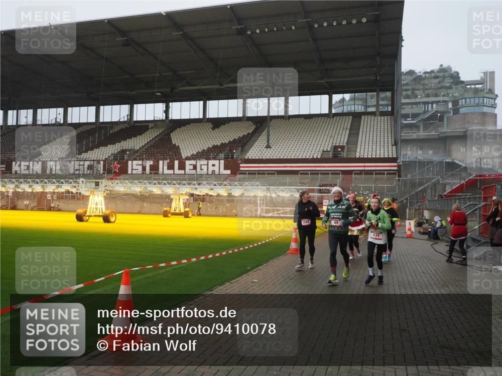 07.12.2025 - St. Pauli X-Mass-Run No. 15 Fabian Wolf http://msf.ph/oto/9410078 07.12.2025 11:10:33 Ziel 29, 30, 31, 42, 49, 53, 122, 134, 745, 980, 1064, 1066, 1298, 1380, 1398, 1692, 1694, 1697, 1739, 1740, 2371, 3124, 3136 meine-sportfotos.de