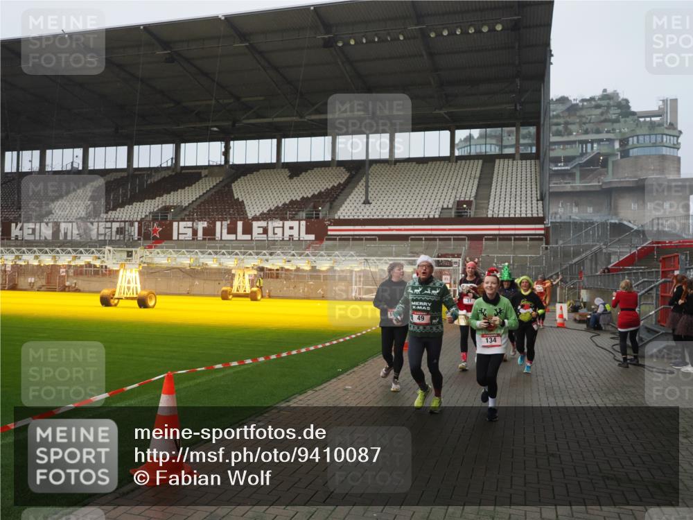 07.12.2025 - St. Pauli X-Mass-Run No. 15 Fabian Wolf http://msf.ph/oto/9410087 07.12.2025 11:10:33 Ziel 29, 30, 31, 42, 49, 53, 122, 134, 745, 980, 1064, 1066, 1298, 1380, 1398, 1692, 1694, 1697, 1739, 1740, 2371, 3124, 3136 meine-sportfotos.de