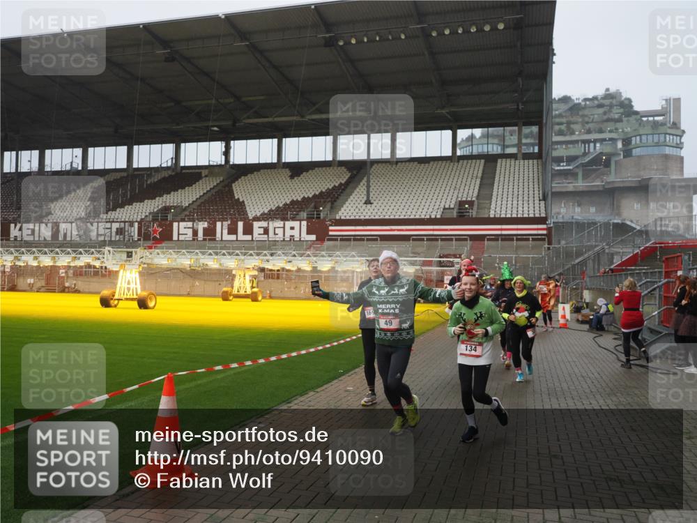 07.12.2025 - St. Pauli X-Mass-Run No. 15 Fabian Wolf http://msf.ph/oto/9410090 07.12.2025 11:10:34 Ziel 29, 30, 31, 42, 49, 53, 122, 134, 745, 980, 1064, 1066, 1298, 1380, 1398, 1692, 1694, 1697, 1739, 1740, 3124, 3136 meine-sportfotos.de