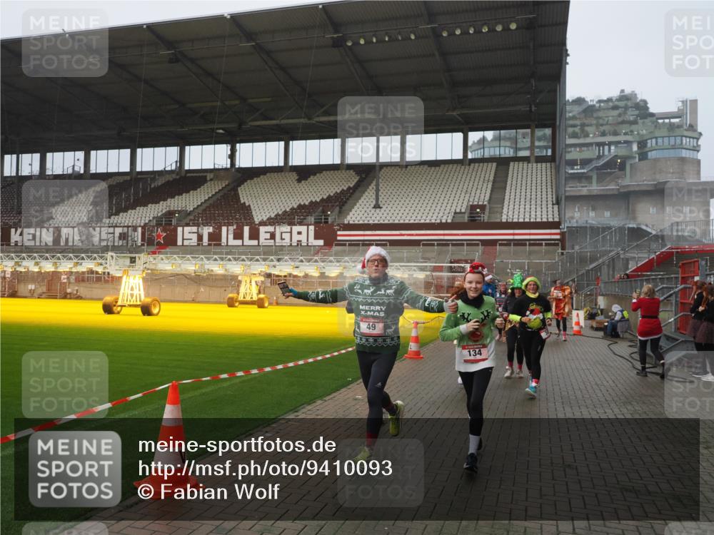 07.12.2025 - St. Pauli X-Mass-Run No. 15 Fabian Wolf http://msf.ph/oto/9410093 07.12.2025 11:10:34 Ziel 29, 30, 31, 42, 49, 53, 122, 134, 745, 980, 1064, 1066, 1298, 1380, 1398, 1692, 1694, 1697, 1739, 1740, 3124, 3136 meine-sportfotos.de