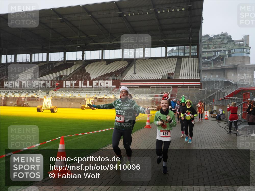 07.12.2025 - St. Pauli X-Mass-Run No. 15 Fabian Wolf http://msf.ph/oto/9410096 07.12.2025 11:10:34 Ziel 29, 30, 31, 42, 49, 53, 122, 134, 745, 980, 1064, 1066, 1298, 1380, 1398, 1692, 1694, 1697, 1739, 1740, 3124, 3136 meine-sportfotos.de