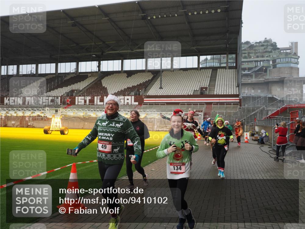 07.12.2025 - St. Pauli X-Mass-Run No. 15 Fabian Wolf http://msf.ph/oto/9410102 07.12.2025 11:10:34 Ziel 29, 30, 31, 42, 49, 53, 122, 134, 745, 980, 1064, 1066, 1298, 1380, 1398, 1692, 1694, 1697, 1739, 1740, 3124, 3136 meine-sportfotos.de