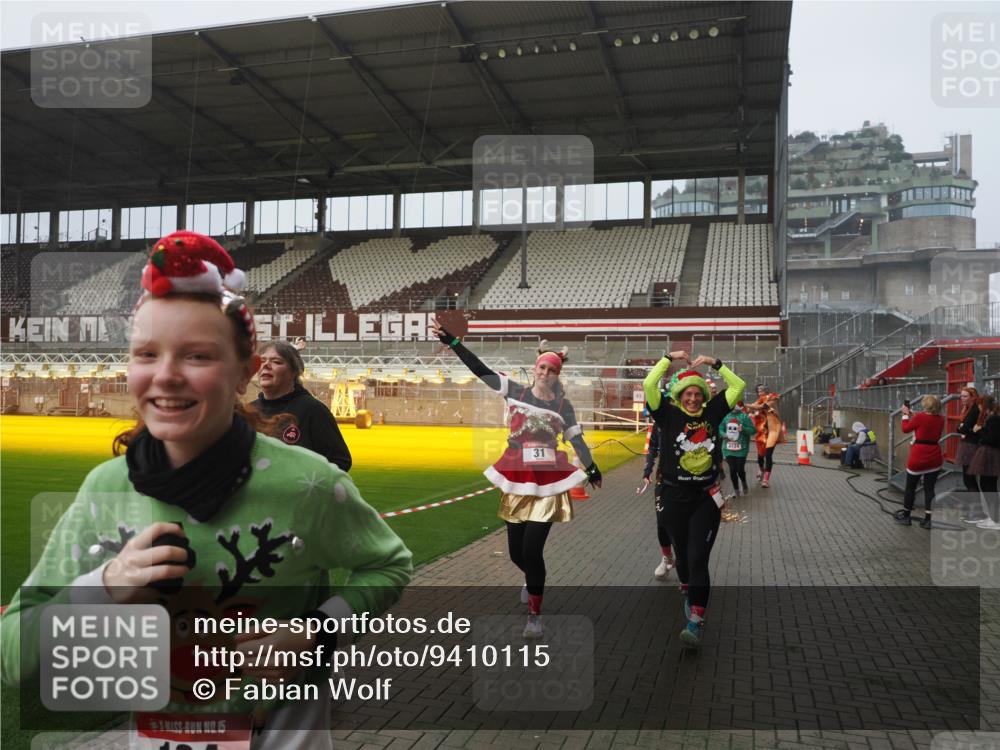 07.12.2025 - St. Pauli X-Mass-Run No. 15 Fabian Wolf http://msf.ph/oto/9410115 07.12.2025 11:10:35 Ziel 29, 30, 31, 42, 49, 53, 122, 134, 745, 980, 1064, 1066, 1298, 1380, 1398, 1692, 1694, 1697, 1739, 1740, 3124, 3136 meine-sportfotos.de