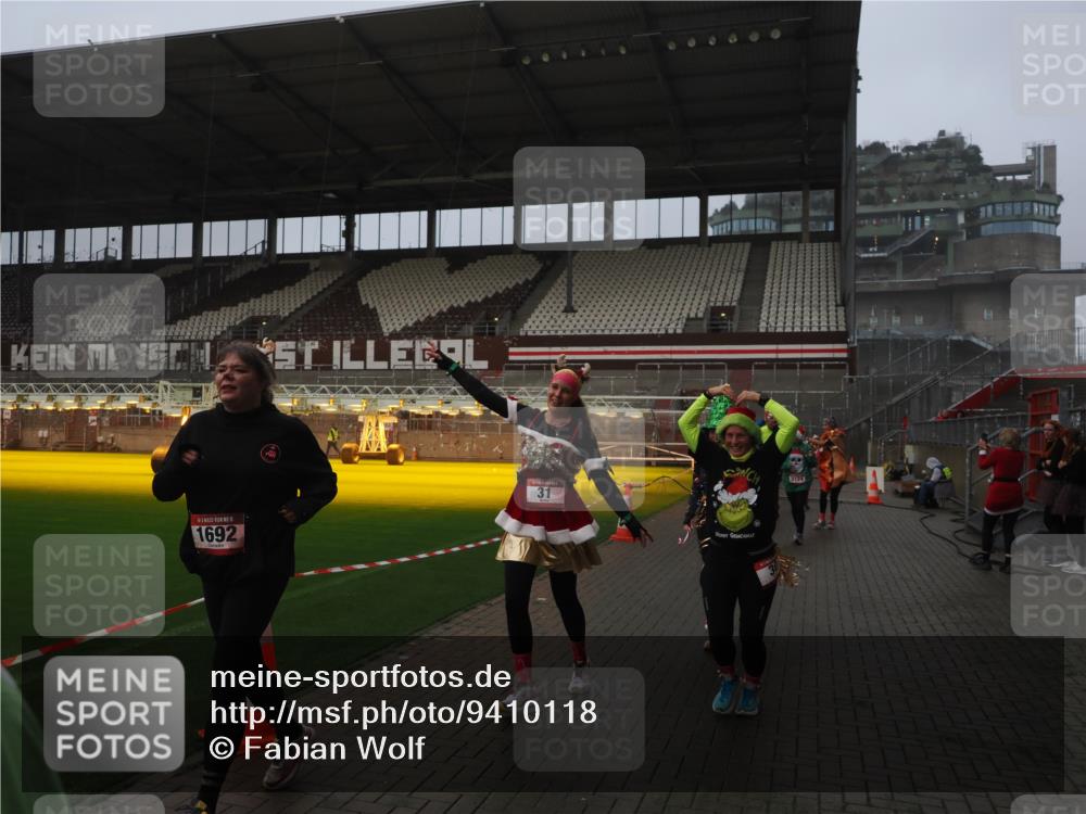 07.12.2025 - St. Pauli X-Mass-Run No. 15 Fabian Wolf http://msf.ph/oto/9410118 07.12.2025 11:10:35 Ziel 29, 30, 31, 42, 49, 53, 122, 134, 745, 980, 1064, 1066, 1298, 1380, 1398, 1692, 1694, 1697, 1739, 1740, 3124, 3136 meine-sportfotos.de