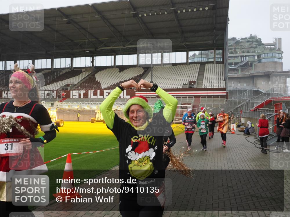 07.12.2025 - St. Pauli X-Mass-Run No. 15 Fabian Wolf http://msf.ph/oto/9410135 07.12.2025 11:10:37 Ziel 29, 30, 31, 49, 53, 122, 134, 745, 1064, 1066, 1380, 1398, 1626, 1692, 1694, 1697, 1739, 1740, 3124, 3136 meine-sportfotos.de