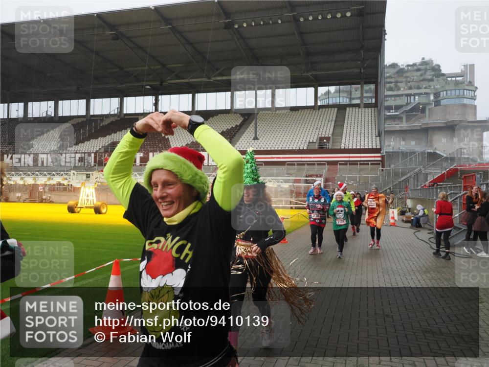 07.12.2025 - St. Pauli X-Mass-Run No. 15 Fabian Wolf http://msf.ph/oto/9410139 07.12.2025 11:10:37 Ziel 29, 30, 31, 49, 53, 122, 134, 745, 1064, 1066, 1380, 1398, 1626, 1692, 1694, 1697, 1739, 1740, 3124, 3136 meine-sportfotos.de