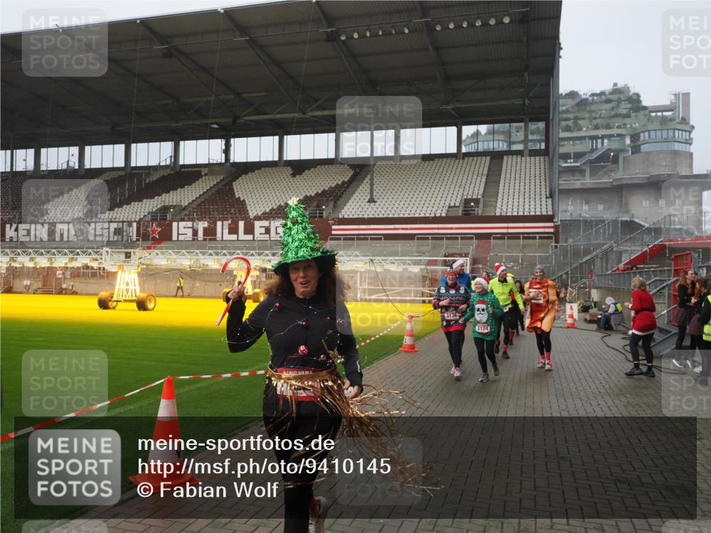 07.12.2025 - St. Pauli X-Mass-Run No. 15 Fabian Wolf http://msf.ph/oto/9410145 07.12.2025 11:10:37 Ziel 29, 30, 31, 49, 53, 122, 134, 745, 1064, 1066, 1380, 1398, 1626, 1692, 1694, 1697, 1739, 1740, 3124, 3136 meine-sportfotos.de