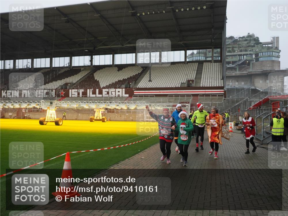 07.12.2025 - St. Pauli X-Mass-Run No. 15 Fabian Wolf http://msf.ph/oto/9410161 07.12.2025 11:10:38 Ziel 29, 30, 31, 49, 122, 134, 745, 1064, 1066, 1380, 1398, 1626, 1692, 1694, 1739, 1740, 3124, 3136 meine-sportfotos.de