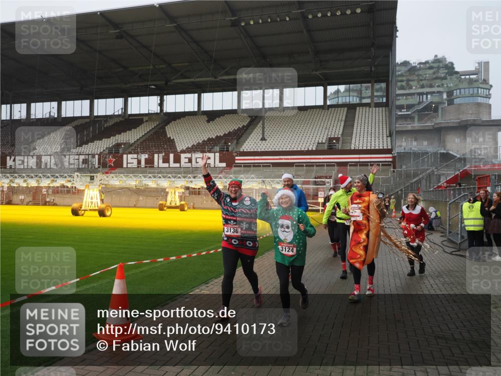 07.12.2025 - St. Pauli X-Mass-Run No. 15 Fabian Wolf http://msf.ph/oto/9410173 07.12.2025 11:10:39 Ziel 29, 30, 31, 49, 122, 134, 745, 1064, 1066, 1380, 1398, 1584, 1626, 1692, 1694, 1739, 1740, 3124, 3136, 4574 meine-sportfotos.de