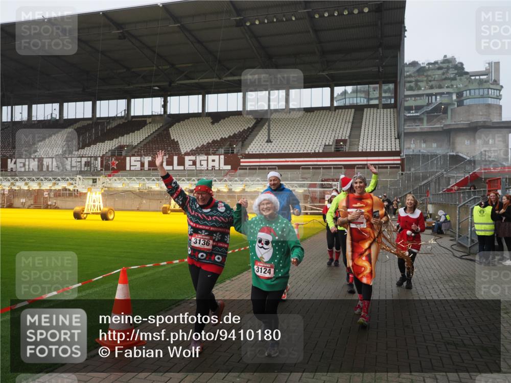 07.12.2025 - St. Pauli X-Mass-Run No. 15 Fabian Wolf http://msf.ph/oto/9410180 07.12.2025 11:10:40 Ziel 29, 30, 31, 49, 122, 134, 745, 1064, 1066, 1380, 1398, 1584, 1626, 1692, 1694, 3124, 3136, 4574 meine-sportfotos.de