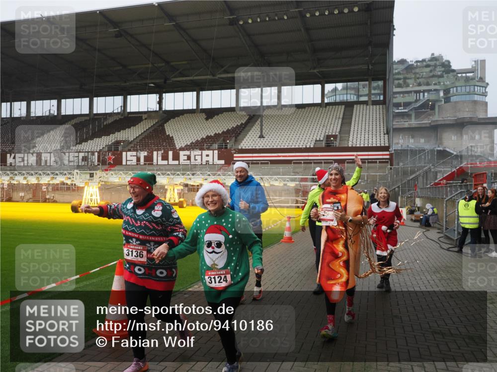 07.12.2025 - St. Pauli X-Mass-Run No. 15 Fabian Wolf http://msf.ph/oto/9410186 07.12.2025 11:10:40 Ziel 29, 30, 31, 49, 122, 134, 745, 1064, 1066, 1380, 1398, 1584, 1626, 1692, 1694, 3124, 3136, 4574 meine-sportfotos.de