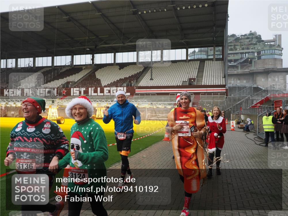07.12.2025 - St. Pauli X-Mass-Run No. 15 Fabian Wolf http://msf.ph/oto/9410192 07.12.2025 11:10:40 Ziel 29, 30, 31, 49, 122, 134, 745, 1064, 1066, 1380, 1398, 1584, 1626, 1692, 1694, 3124, 3136, 4574 meine-sportfotos.de