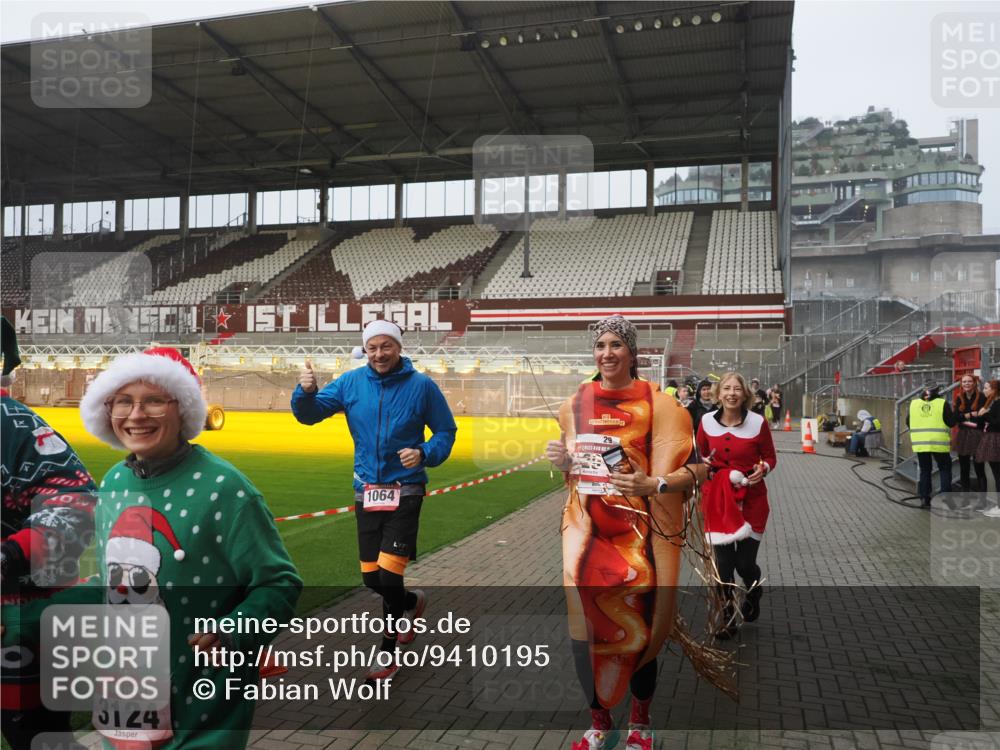 07.12.2025 - St. Pauli X-Mass-Run No. 15 Fabian Wolf http://msf.ph/oto/9410195 07.12.2025 11:10:41 Ziel 29, 30, 31, 49, 122, 134, 745, 1064, 1066, 1380, 1584, 1626, 1692, 3124, 3136, 4574 meine-sportfotos.de