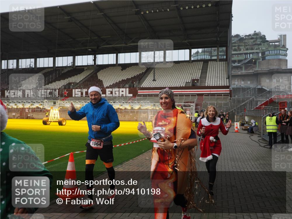 07.12.2025 - St. Pauli X-Mass-Run No. 15 Fabian Wolf http://msf.ph/oto/9410198 07.12.2025 11:10:41 Ziel 29, 30, 31, 49, 122, 134, 745, 1064, 1066, 1380, 1584, 1626, 1692, 3124, 3136, 4574 meine-sportfotos.de