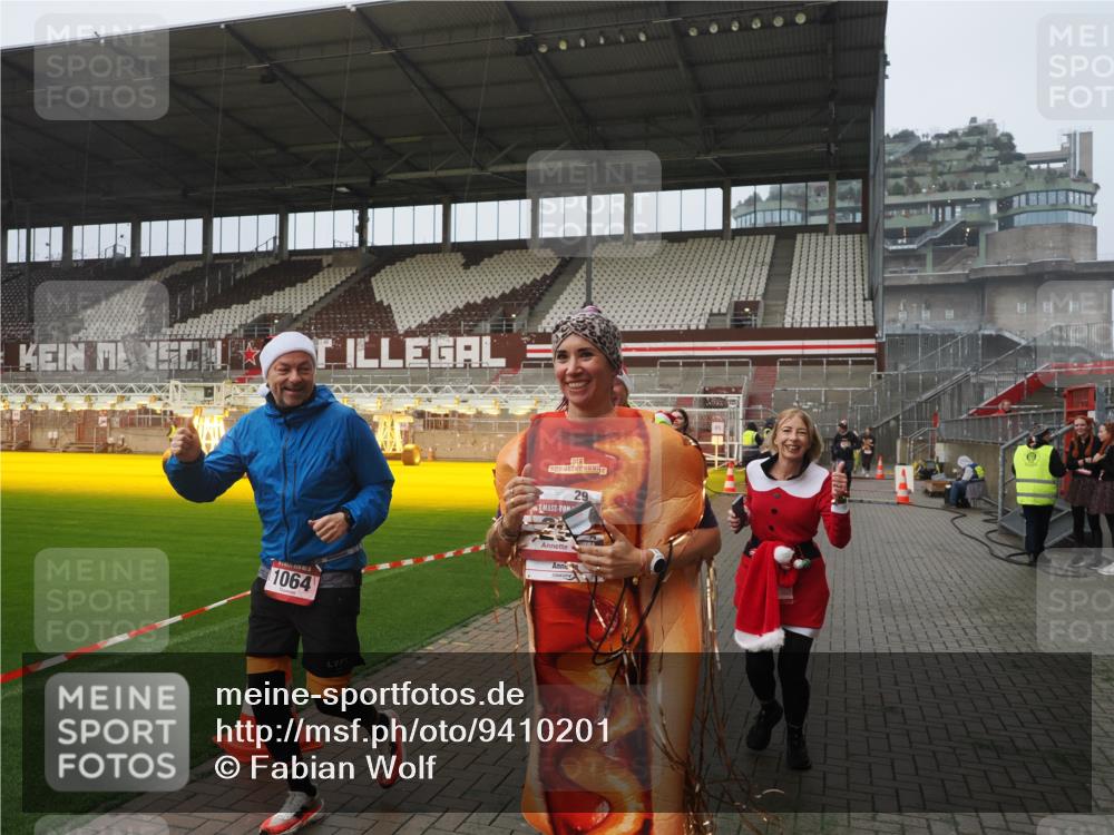 07.12.2025 - St. Pauli X-Mass-Run No. 15 Fabian Wolf http://msf.ph/oto/9410201 07.12.2025 11:10:41 Ziel 29, 30, 31, 49, 122, 134, 745, 1064, 1066, 1380, 1584, 1626, 1692, 3124, 3136, 4574 meine-sportfotos.de