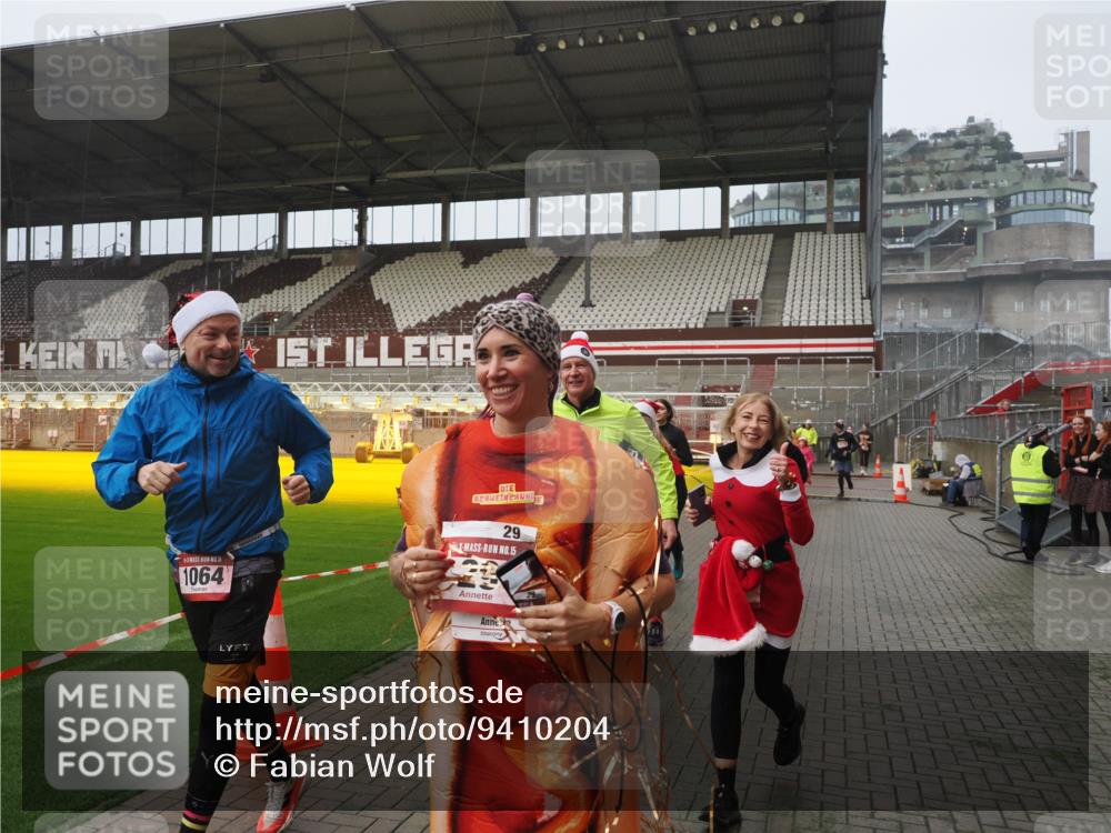 07.12.2025 - St. Pauli X-Mass-Run No. 15 Fabian Wolf http://msf.ph/oto/9410204 07.12.2025 11:10:41 Ziel 29, 30, 31, 49, 122, 134, 745, 1064, 1066, 1380, 1584, 1626, 1692, 3124, 3136, 4574 meine-sportfotos.de
