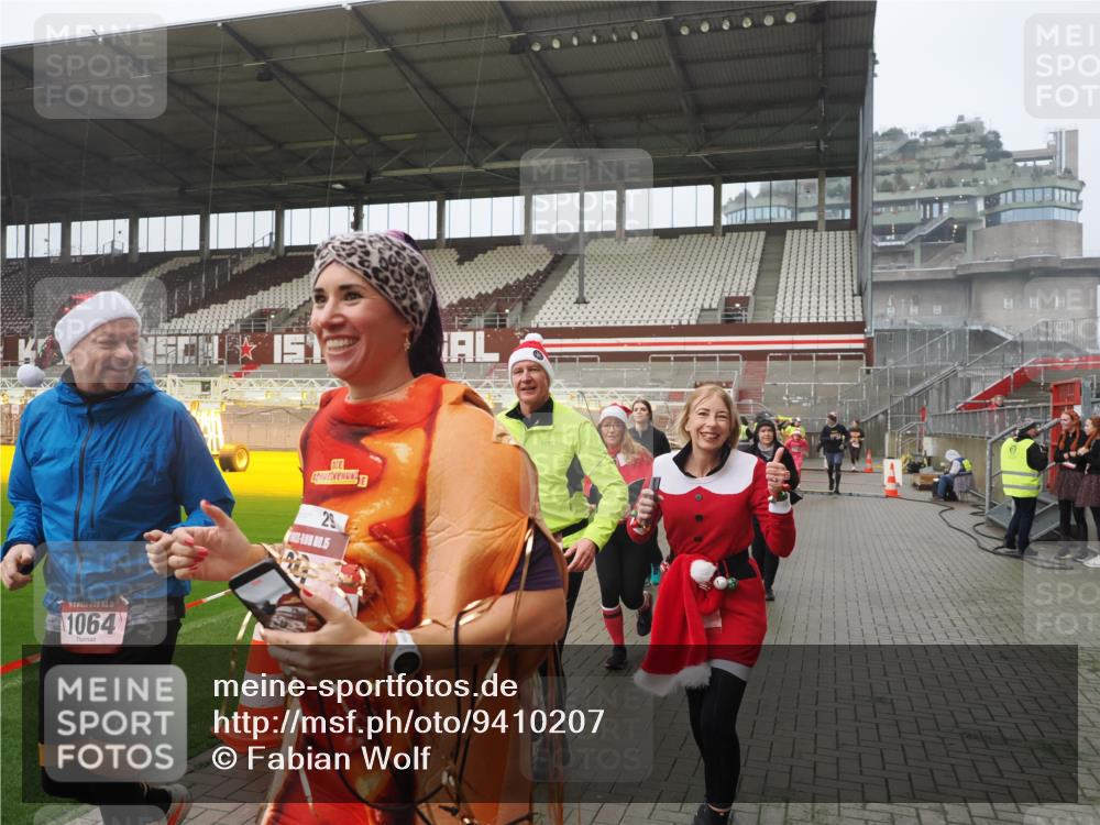 07.12.2025 - St. Pauli X-Mass-Run No. 15 Fabian Wolf http://msf.ph/oto/9410207 07.12.2025 11:10:41 Ziel 29, 30, 31, 49, 122, 134, 745, 1064, 1066, 1380, 1584, 1626, 1692, 3124, 3136, 4574 meine-sportfotos.de