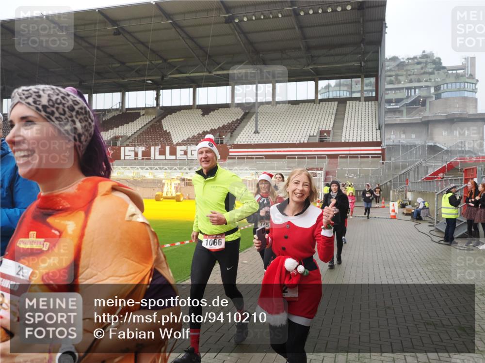 07.12.2025 - St. Pauli X-Mass-Run No. 15 Fabian Wolf http://msf.ph/oto/9410210 07.12.2025 11:10:42 Ziel 29, 30, 31, 49, 122, 134, 745, 1064, 1066, 1380, 1584, 1626, 1692, 3124, 3136, 4574 meine-sportfotos.de