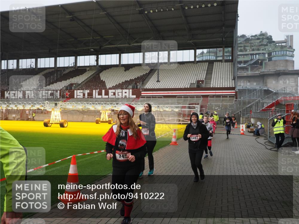 07.12.2025 - St. Pauli X-Mass-Run No. 15 Fabian Wolf http://msf.ph/oto/9410222 07.12.2025 11:10:43 Ziel 29, 30, 31, 49, 122, 134, 745, 1064, 1066, 1380, 1400, 1402, 1584, 1626, 1692, 3124, 3136, 4574 meine-sportfotos.de