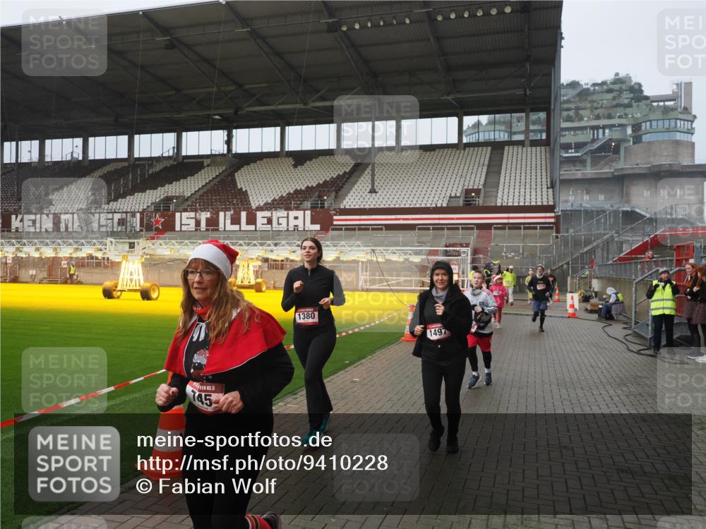 07.12.2025 - St. Pauli X-Mass-Run No. 15 Fabian Wolf http://msf.ph/oto/9410228 07.12.2025 11:10:43 Ziel 29, 30, 31, 49, 122, 134, 745, 1064, 1066, 1380, 1400, 1402, 1584, 1626, 1692, 3124, 3136, 4574 meine-sportfotos.de