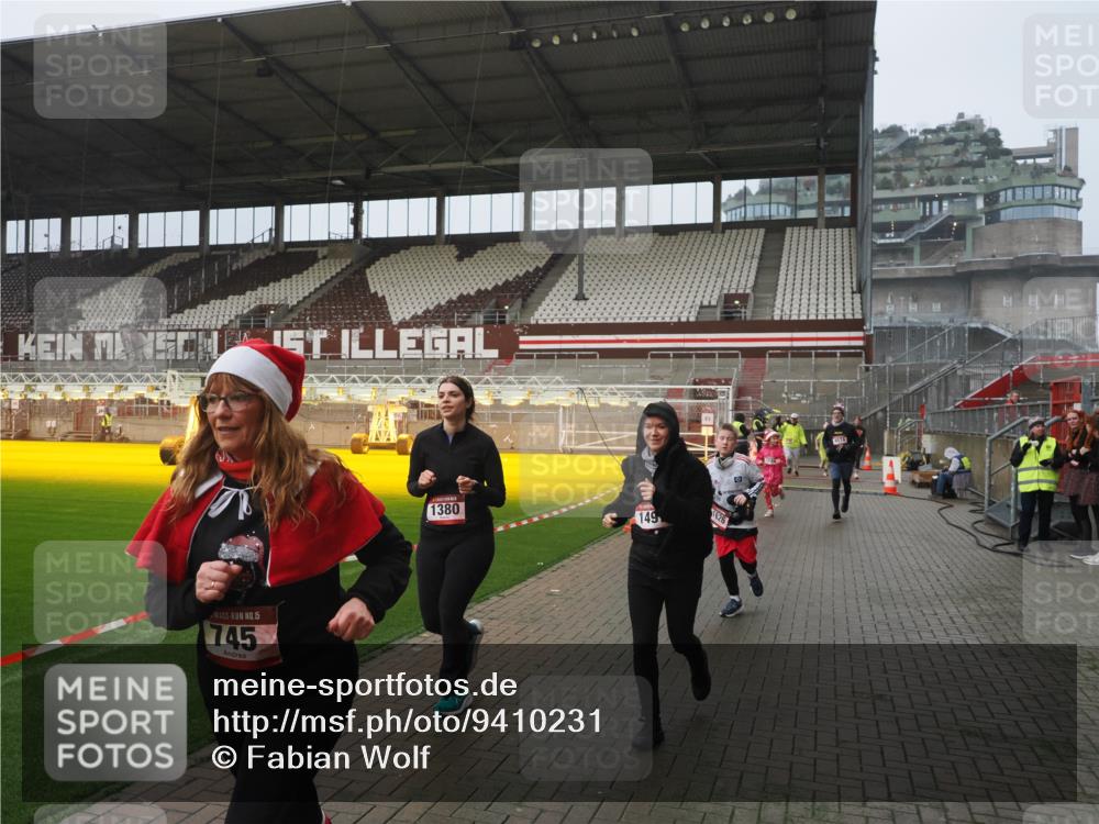 07.12.2025 - St. Pauli X-Mass-Run No. 15 Fabian Wolf http://msf.ph/oto/9410231 07.12.2025 11:10:43 Ziel 29, 30, 31, 49, 122, 134, 745, 1064, 1066, 1380, 1400, 1402, 1584, 1626, 1692, 3124, 3136, 4574 meine-sportfotos.de