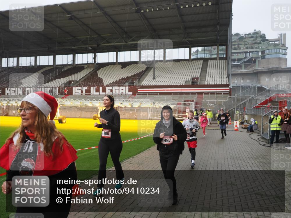 07.12.2025 - St. Pauli X-Mass-Run No. 15 Fabian Wolf http://msf.ph/oto/9410234 07.12.2025 11:10:43 Ziel 29, 30, 31, 49, 122, 134, 745, 1064, 1066, 1380, 1400, 1402, 1584, 1626, 1692, 3124, 3136, 4574 meine-sportfotos.de