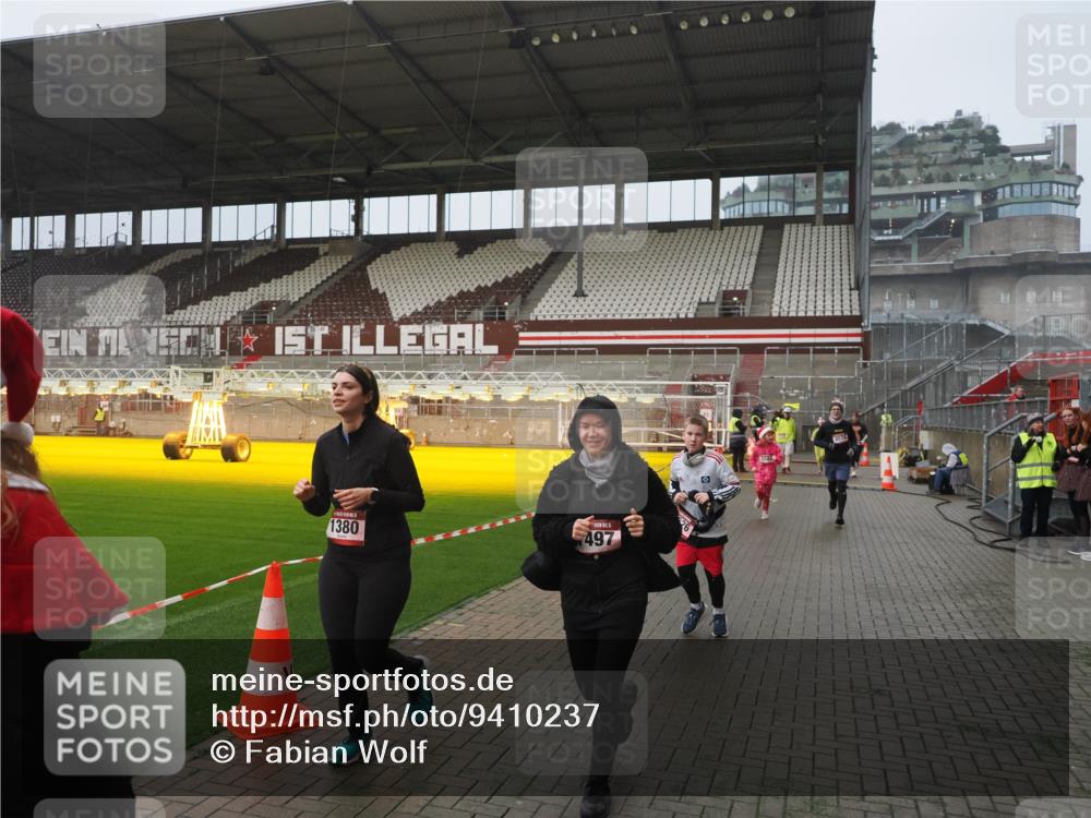 07.12.2025 - St. Pauli X-Mass-Run No. 15 Fabian Wolf http://msf.ph/oto/9410237 07.12.2025 11:10:44 Ziel 29, 30, 31, 49, 122, 134, 745, 1064, 1066, 1380, 1400, 1402, 1584, 1626, 1692, 3124, 3136, 4574 meine-sportfotos.de