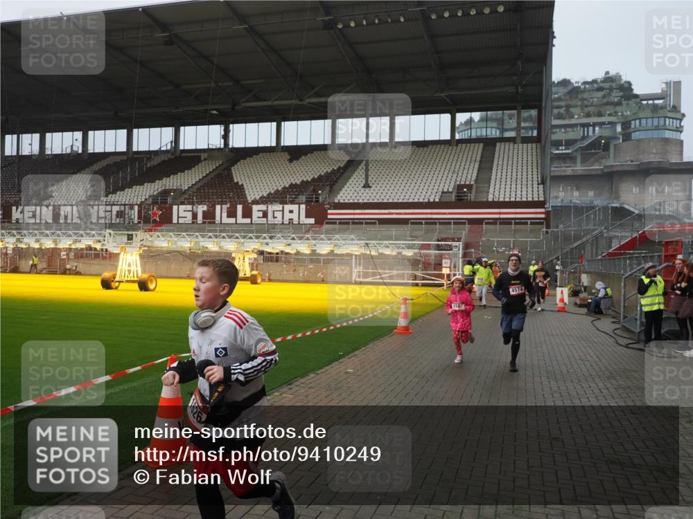 07.12.2025 - St. Pauli X-Mass-Run No. 15 Fabian Wolf http://msf.ph/oto/9410249 07.12.2025 11:10:45 Ziel 29, 30, 31, 49, 122, 134, 745, 1064, 1066, 1380, 1400, 1402, 1584, 1626, 1692, 3124, 3136, 4574 meine-sportfotos.de