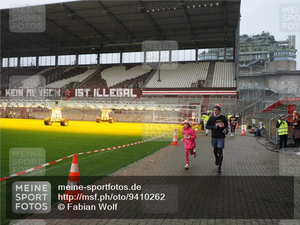 07.12.2025 - St. Pauli X-Mass-Run No. 15 Fabian Wolf http://msf.ph/oto/9410262 07.12.2025 11:10:46 Ziel 29, 30, 31, 49, 122, 134, 745, 1064, 1066, 1380, 1400, 1402, 1584, 1626, 1692, 3124, 3136, 4574 meine-sportfotos.de