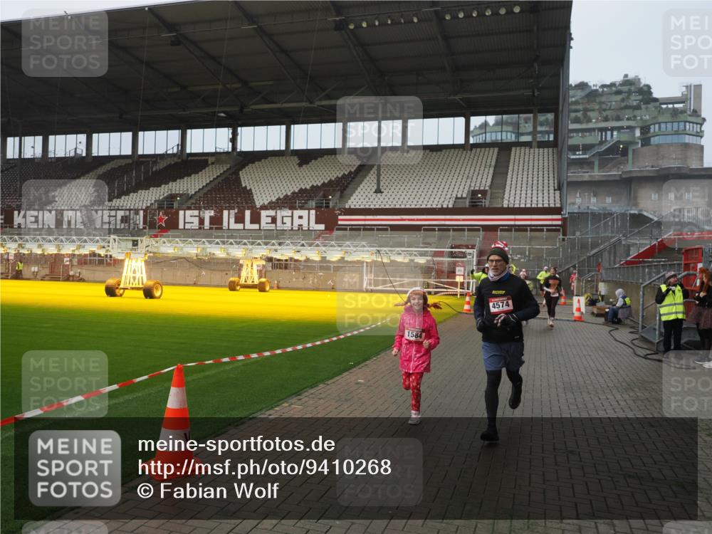 07.12.2025 - St. Pauli X-Mass-Run No. 15 Fabian Wolf http://msf.ph/oto/9410268 07.12.2025 11:10:46 Ziel 29, 30, 31, 49, 122, 134, 745, 1064, 1066, 1380, 1400, 1402, 1584, 1626, 1692, 3124, 3136, 4574 meine-sportfotos.de