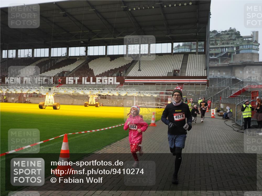 07.12.2025 - St. Pauli X-Mass-Run No. 15 Fabian Wolf http://msf.ph/oto/9410274 07.12.2025 11:10:46 Ziel 29, 30, 31, 49, 122, 134, 745, 1064, 1066, 1380, 1400, 1402, 1584, 1626, 1692, 3124, 3136, 4574 meine-sportfotos.de