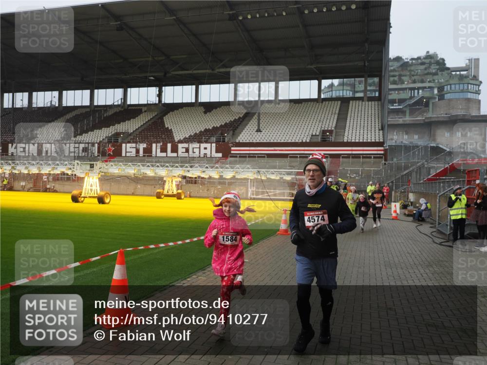 07.12.2025 - St. Pauli X-Mass-Run No. 15 Fabian Wolf http://msf.ph/oto/9410277 07.12.2025 11:10:47 Ziel 29, 122, 745, 1064, 1066, 1380, 1400, 1402, 1584, 1626, 2616, 3124, 3136, 4574 meine-sportfotos.de