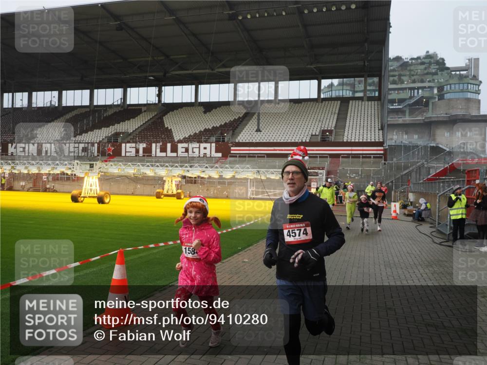 07.12.2025 - St. Pauli X-Mass-Run No. 15 Fabian Wolf http://msf.ph/oto/9410280 07.12.2025 11:10:47 Ziel 29, 122, 745, 1064, 1066, 1380, 1400, 1402, 1584, 1626, 2616, 3124, 3136, 4574 meine-sportfotos.de