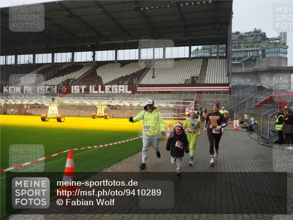 07.12.2025 - St. Pauli X-Mass-Run No. 15 Fabian Wolf http://msf.ph/oto/9410289 07.12.2025 11:10:49 Ziel 29, 122, 745, 1064, 1066, 1380, 1400, 1402, 1584, 1626, 2616, 3124, 3136, 4574 meine-sportfotos.de