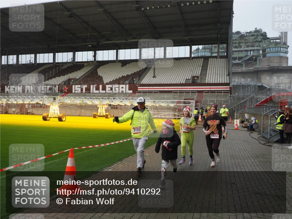 07.12.2025 - St. Pauli X-Mass-Run No. 15 Fabian Wolf http://msf.ph/oto/9410292 07.12.2025 11:10:49 Ziel 29, 122, 745, 1064, 1066, 1380, 1400, 1402, 1584, 1626, 2616, 3124, 3136, 4574 meine-sportfotos.de