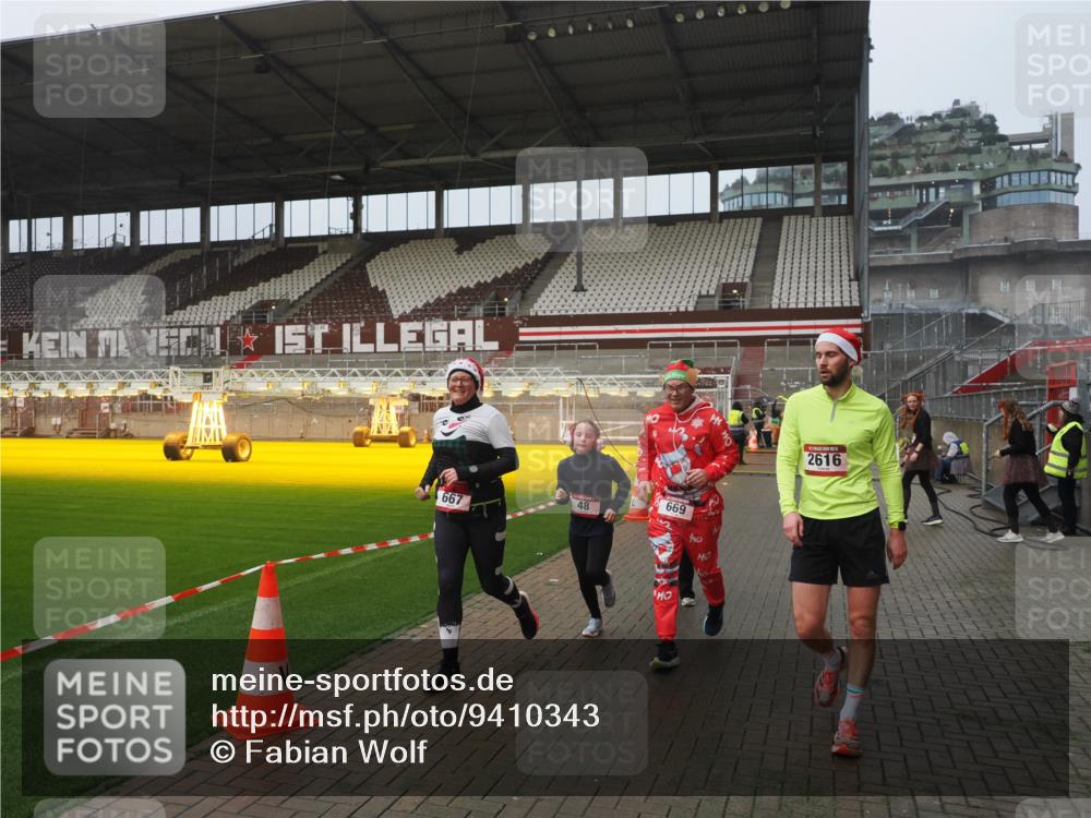 07.12.2025 - St. Pauli X-Mass-Run No. 15 Fabian Wolf http://msf.ph/oto/9410343 07.12.2025 11:10:59 Ziel 48, 660, 667, 669, 1400, 1402, 1584, 2616, 4574 meine-sportfotos.de