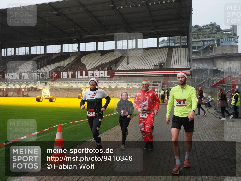 07.12.2025 - St. Pauli X-Mass-Run No. 15 Fabian Wolf http://msf.ph/oto/9410346 07.12.2025 11:10:59 Ziel 48, 660, 667, 669, 1400, 1402, 1584, 2616, 4574 meine-sportfotos.de